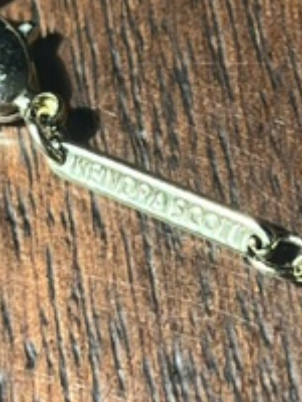 EUC Kendra Scott Gold Tone Teardrop Pendant Necklace - Picture 5 of 8